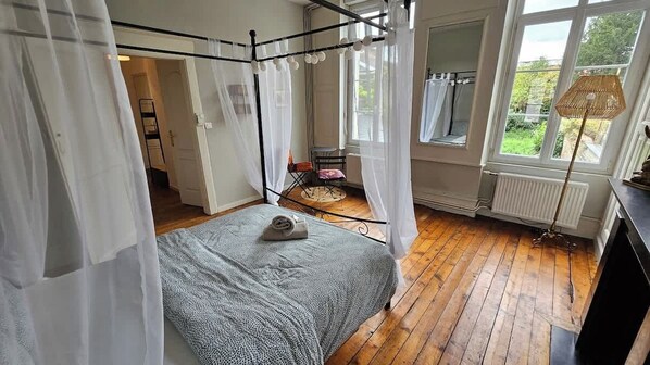 2 chambres, lit de bébé portatif, Wi-Fi, literie fournie