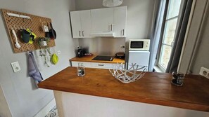 Fridge, microwave, stovetop, coffee/tea maker