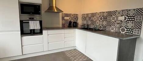 Refrigerador, microondas, horno, lavavajillas