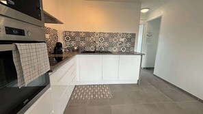 Jääkaappi, mikroaaltouuni, uuni, liesi