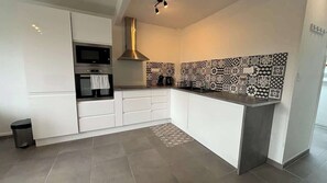 Een koelkast, een microgolfoven, een oven, een kookplaat