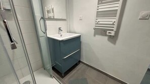 Suihku, hiustenkuivaaja