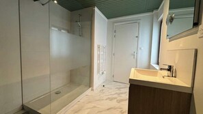 Douche, sèche-cheveux