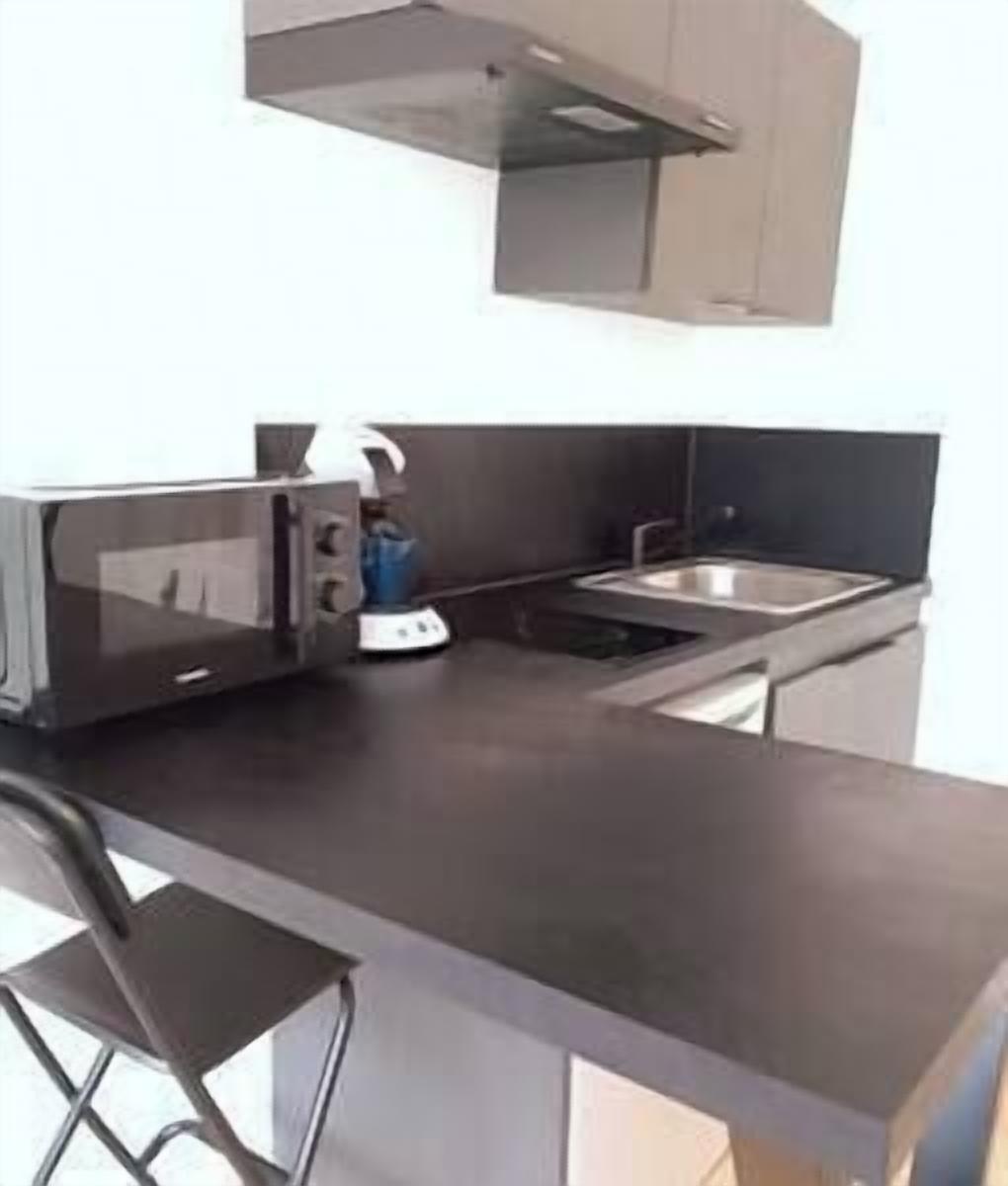 Kühlschrank, Mikrowelle, Wasserkocher mit Kaffee-/Teezubehör