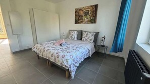 1 chambre, lit parapluie, Wi-Fi, draps fournis