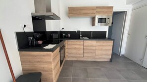 Een microgolfoven, een oven, een kookplaat, een vaatwasser