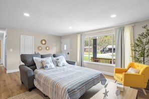 3 bedrooms, desk, iron/ironing board, travel crib - Serenity, tranquility, relaxed! 10 Min drive to Bucees, Speedway, and Beaches!!! (Daytona Beach)