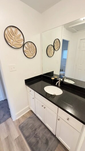 Ducha, toallas, jabón y champú