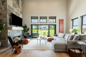 Smart-TV, Kamin, Tischtennisplatte