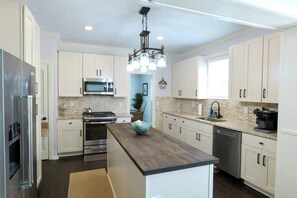 Fridge, microwave, oven, stovetop - Island Soul Beach Retreat near Cruise Terminal (Galveston)