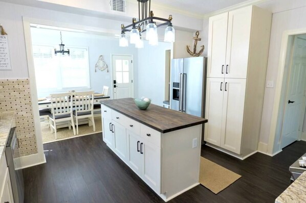 Dining - Island Soul Beach Retreat near Cruise Terminal (Galveston)