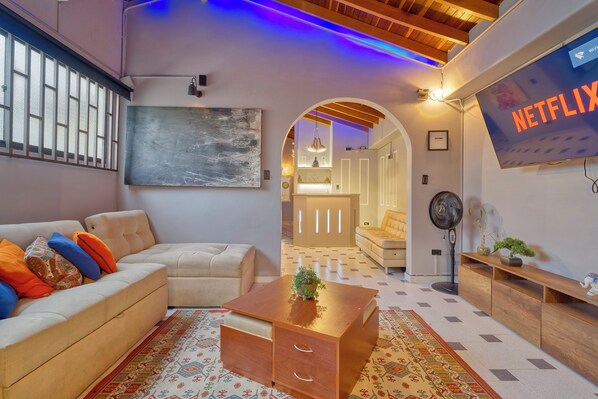 Living area - Gallery ART, Manila El Poblado 4-bedroom with WiFi, AC , Balcony 5 min to all (Medellín)