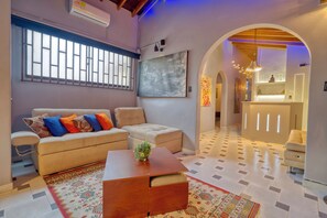 Living area - Gallery ART, Manila El Poblado 4-bedroom with WiFi, AC , Balcony 5 min to all (Medellín)