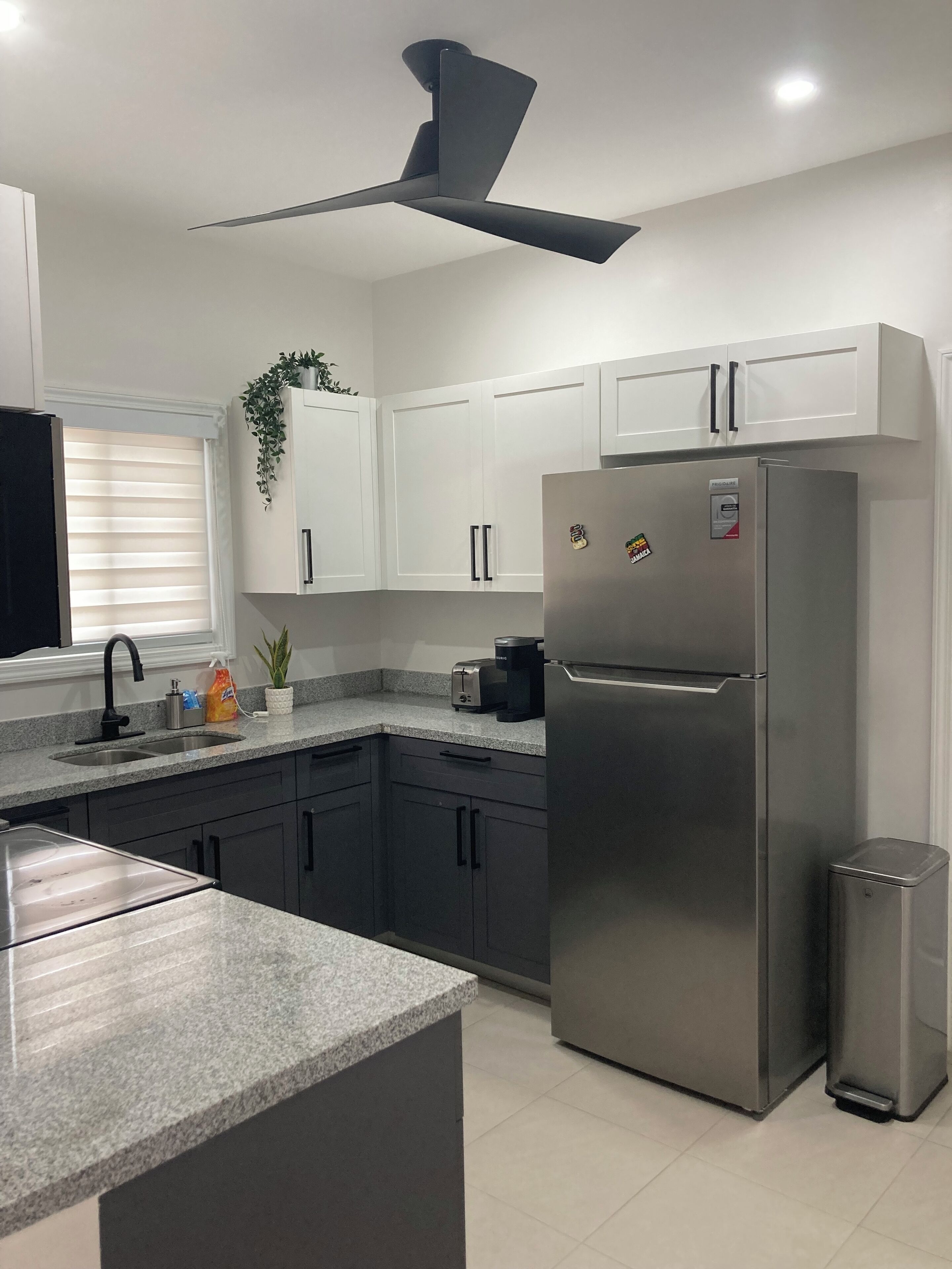 冷蔵庫、電子レンジ、オーブン、コンロ