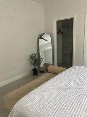 3 habitaciones, tabla de planchar con plancha y cuna de viaje 