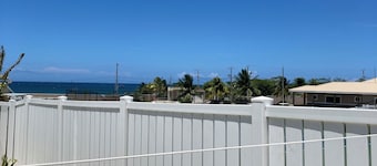 Modern, Cozy , 3 Bed - 2 Bath Tropical Escape