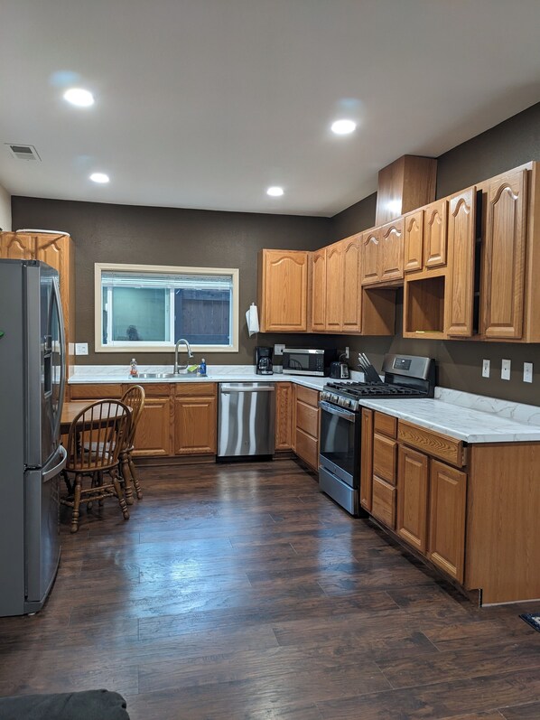 Coffee/tea maker, fridge, microwave, oven