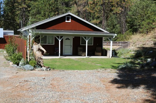 Cozy Buckhorn Summit Shingle Shanty Guest house.