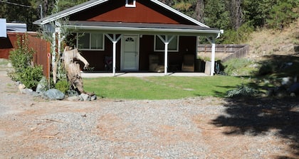Cozy Buckhorn Summit Shingle Shanty Guest house.