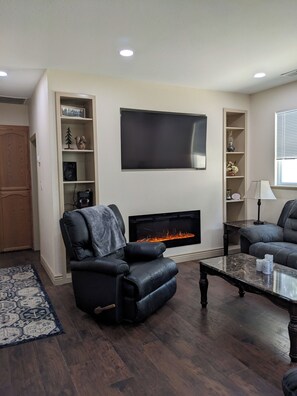 Smart TV, fireplace, DVD player, stereo