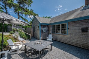 Terrace/patio - Saltaire: Coastal Getaway Near Hardings Beach (Chatham)