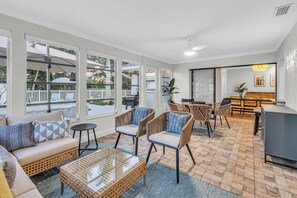 Smart TV, lareira, mesa de pingue-pongue