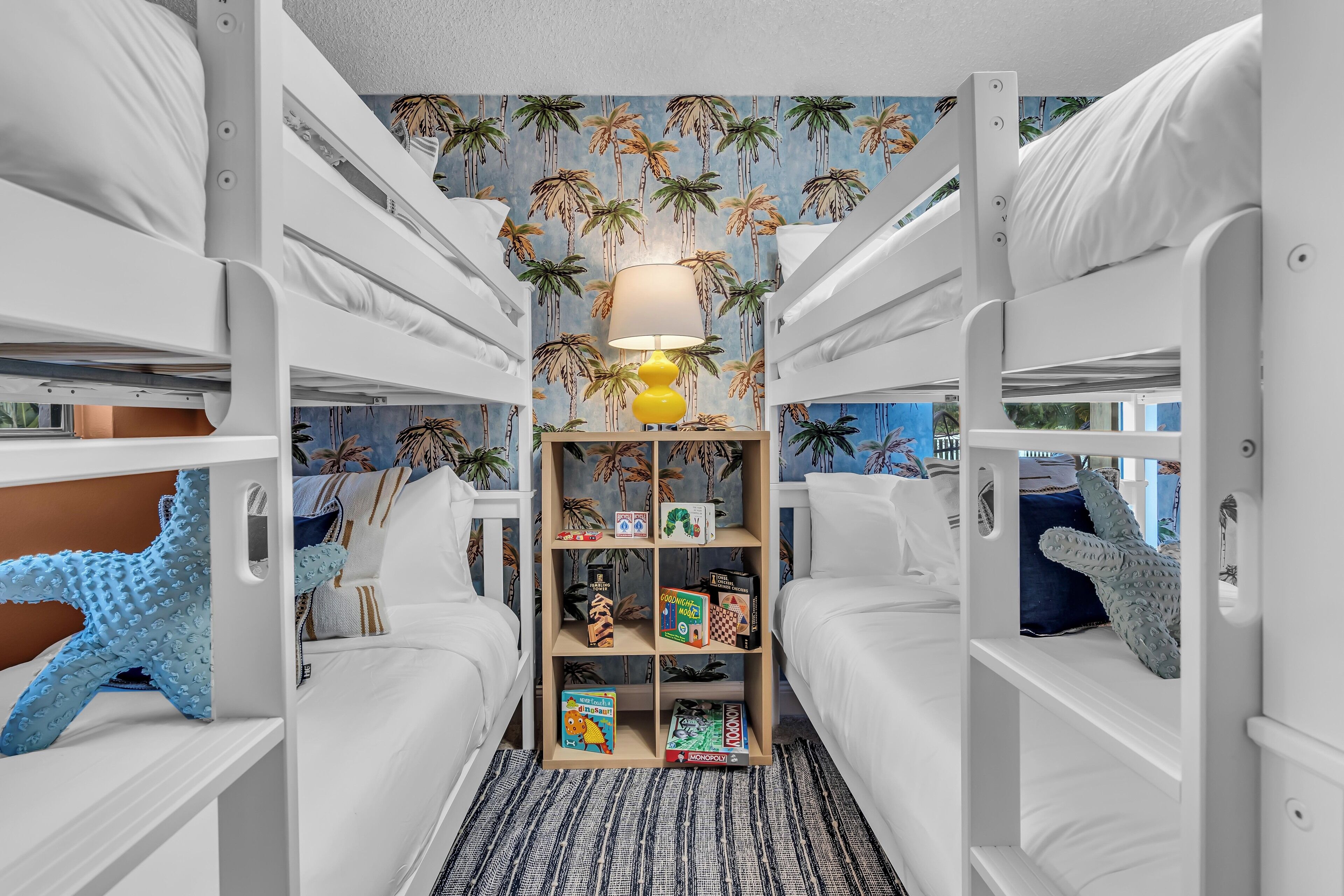 3 habitaciones, escritorio y tabla de planchar con plancha 