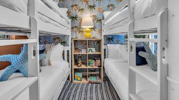 3 habitaciones, escritorio y tabla de planchar con plancha