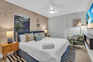 3 dormitorios, escritorio, tabla de planchar con plancha y cuna de viaje