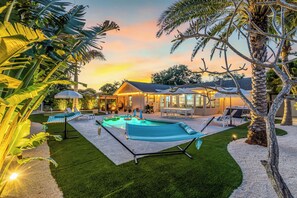 Una piscina al aire libre, una piscina climatizada