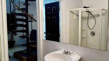 Douche, sĂšche-cheveux, serviettes fournies, savon