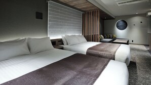 Una habitación de hotel moderna con dos camas, techo de madera, un ventanal con persianas y una decoración circular en la pared, además de un pequeño rincón de descanso.