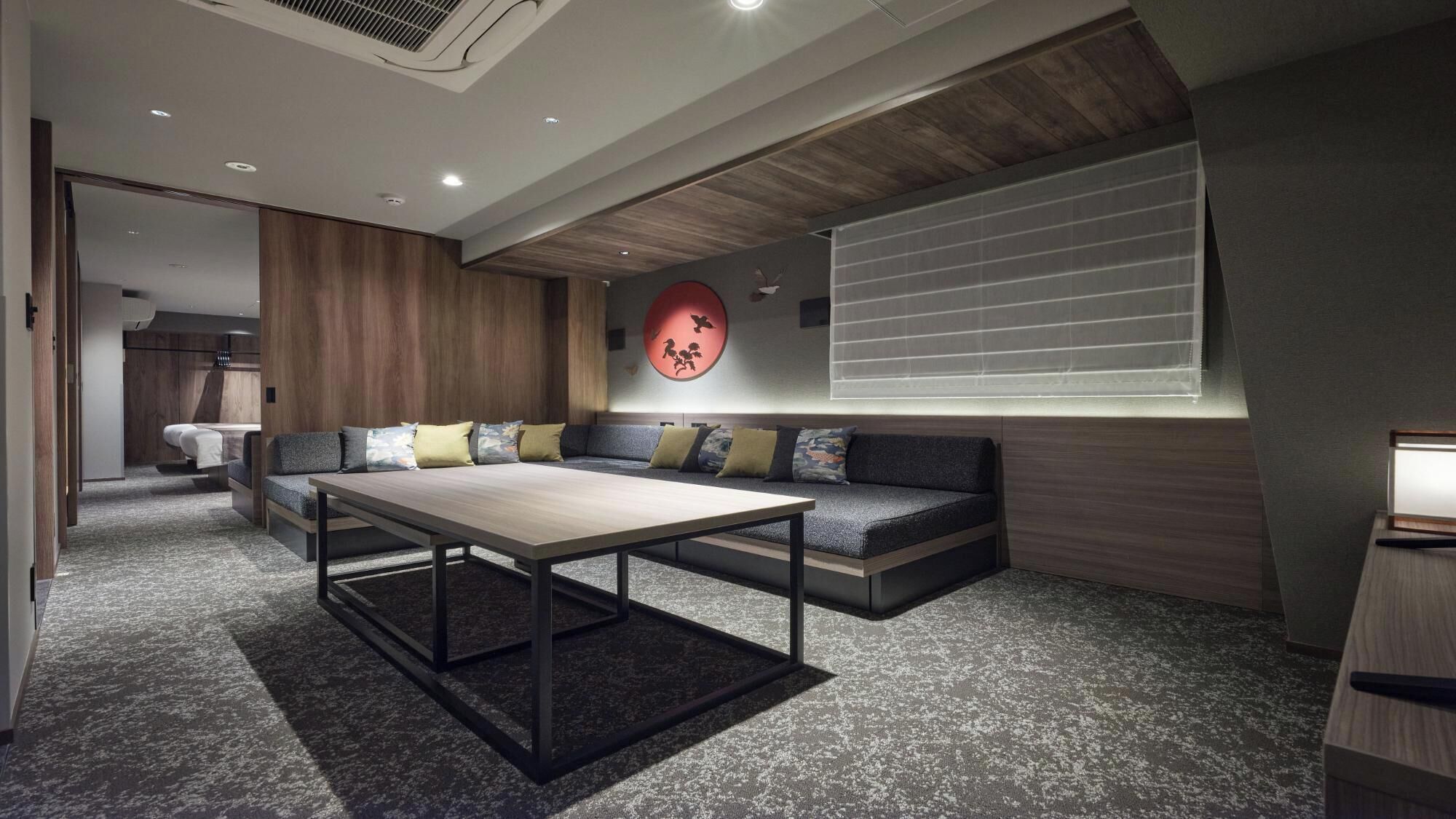 Een modern interieur met een bank, een tafel en een decoratief wandobject.