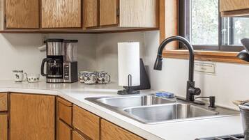 Een koelkast, een magnetron, een oven, een kookplaat