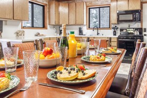 Dining - Hot Tub,Fire pit,WIFI,28Miles2Yellowstone National Park-Raven's Retreat (Island Park)
