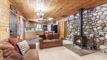 Een televisie, een open haard, videogames en een dvd-speler