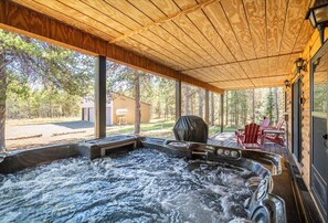 Terrace/patio - Hot Tub,Fire pit,WIFI,28Miles2Yellowstone National Park-Raven's Retreat (Island Park)