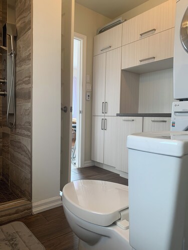 Apartment with Hot Tub and Backyard. Free Parking.