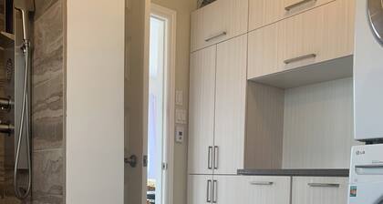 Apartment with Hot Tub and Backyard. Free Parking.
