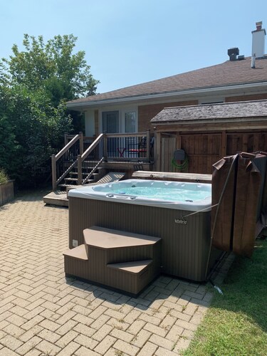 Apartment with Hot Tub and Backyard. Free Parking.