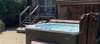 Apartment with Hot Tub and Backyard. Free Parking.