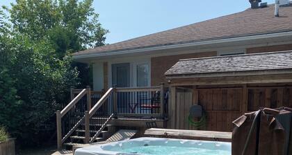 Apartment with Hot Tub and Backyard. Free Parking.