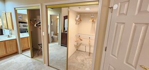 Een douche, een bubbelbad, een haardroger, handdoeken