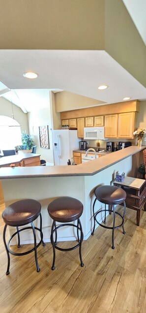 Jääkaappi, mikroaaltouuni, uuni, liesi