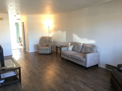 1,800sf 3 Stories with 8 beds townhome