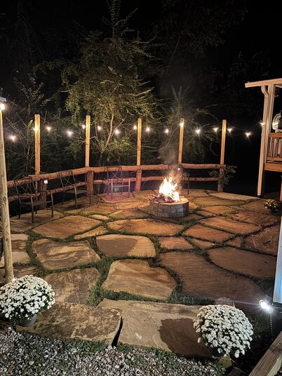 Hidden, Modern Cozy Cottage, Fire Pit, & Grill