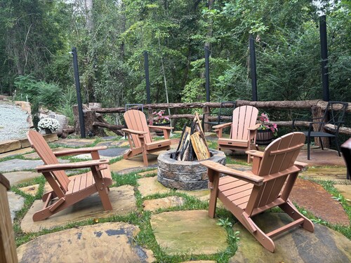 Hidden, Modern Cozy Cottage, Fire Pit, & Grill