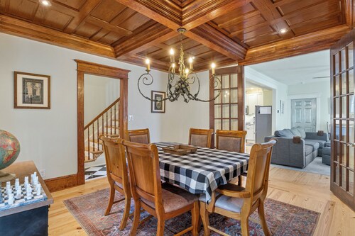 Luxury 2 Bedroom 1.5 Bath Town Home/ Walk to Elmwood/ Garage/ EV Charger/ AC