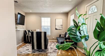 Charming 2-bedroom house in peaceful Clovis with Fiber Internet with WiFi