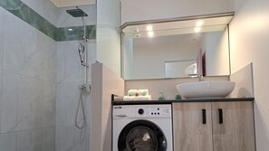 Haartrockner, Handtücher, Seife, Shampoo